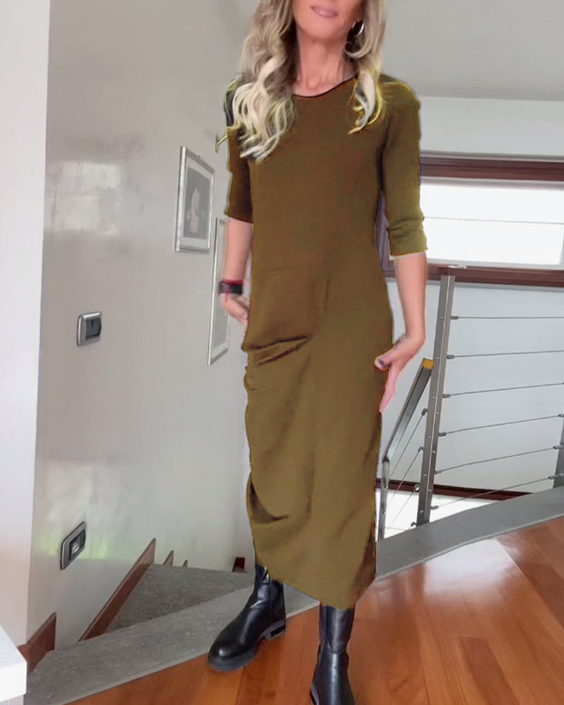Elegant round-neck dress with pleats