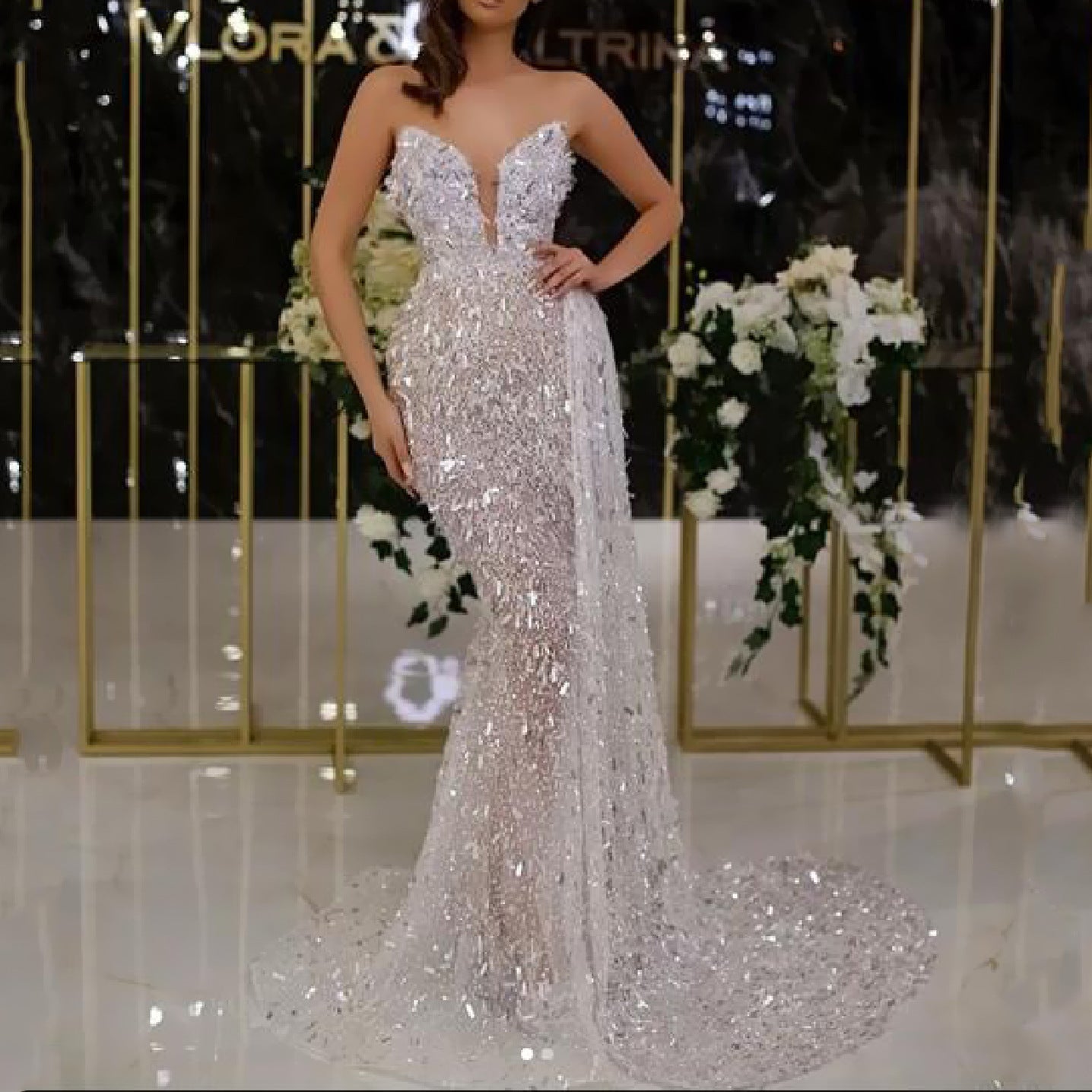 Glamouröses Abendkleid mit Pailletten und Durchsichtigem Rock - IdealeKleiden