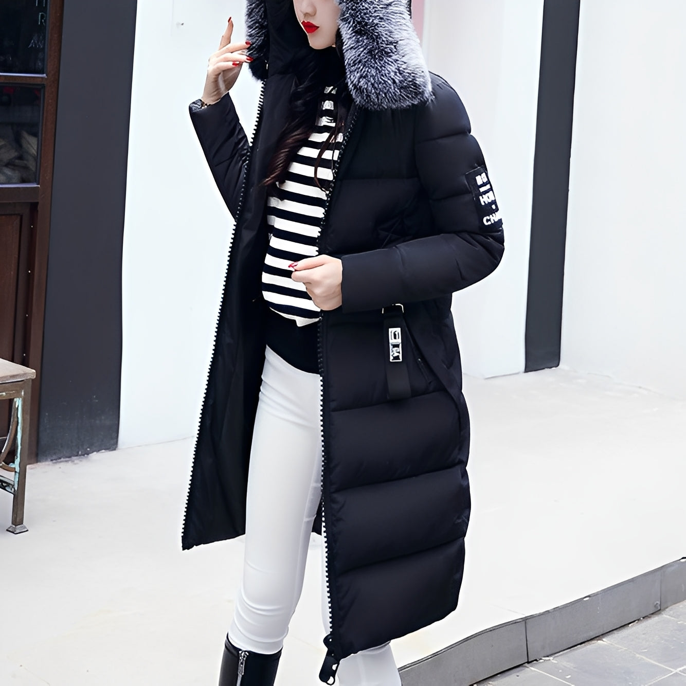 Stylish women's coat with fur trim
