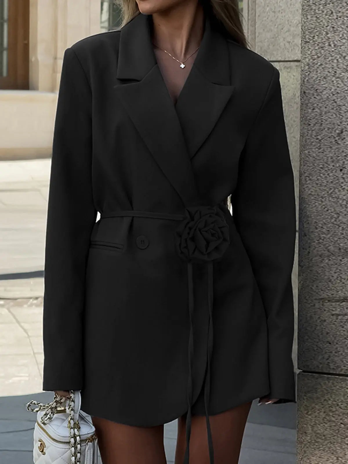 Eleganter Damenblazer mit Taillengürtel und Rosenmuster - IdealeKleiden