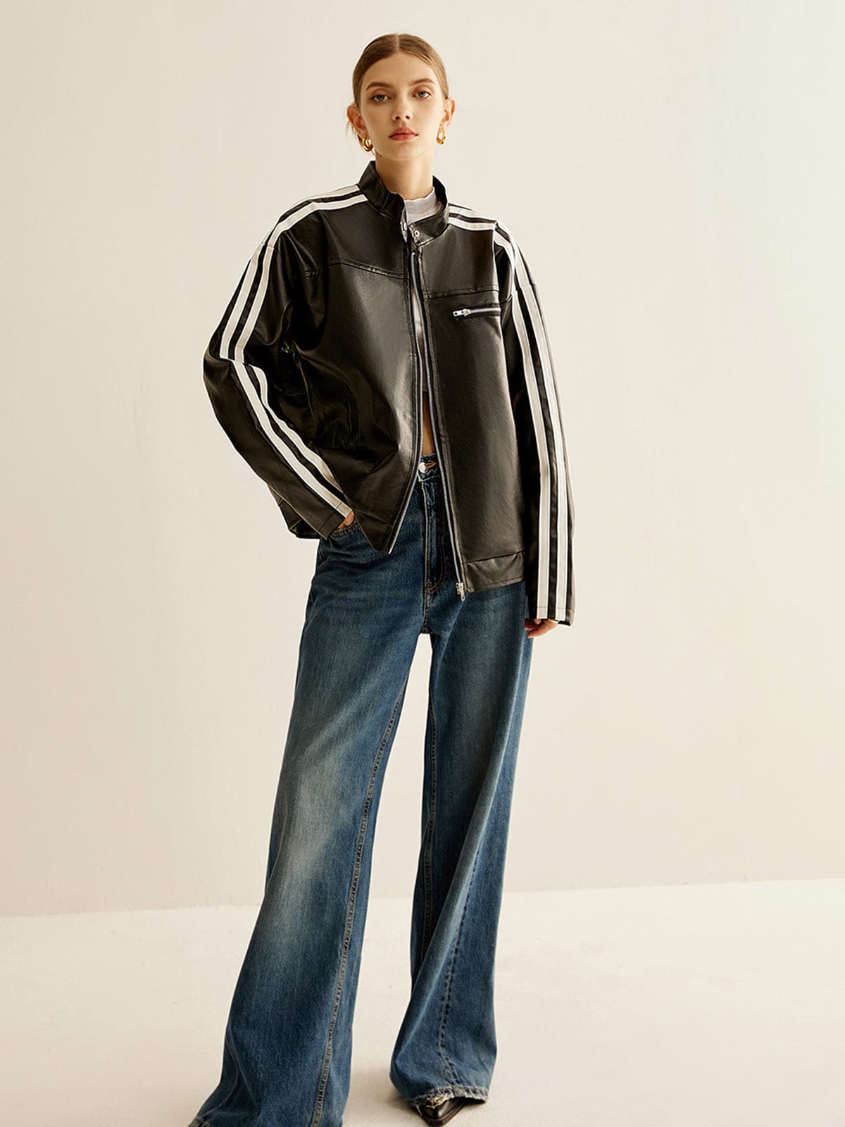 Schwarze Lederjacke Mit Kontraststreifen Modern Style - IdealeKleiden