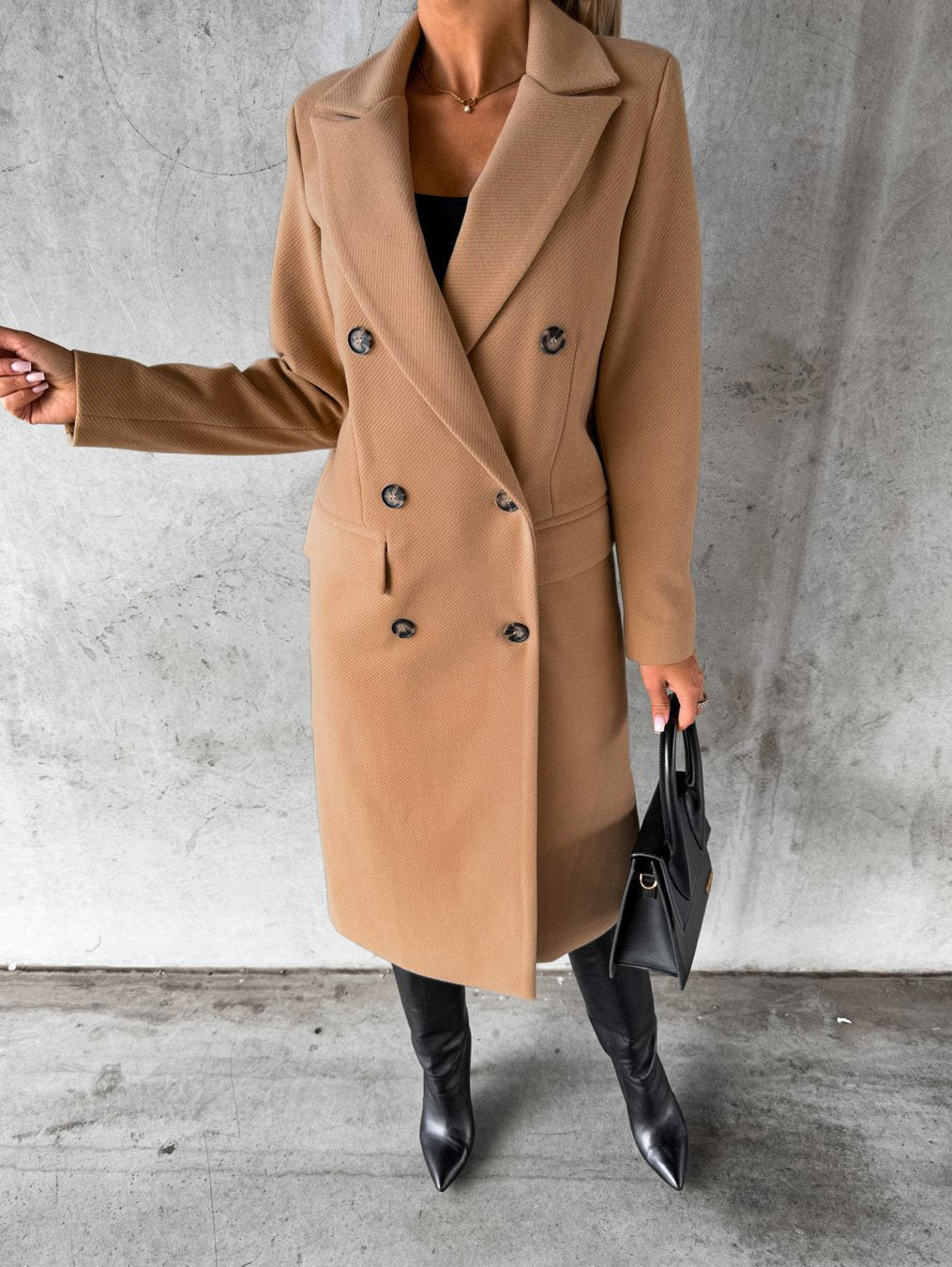 Elegant Women's Coat Modern and Comfortable