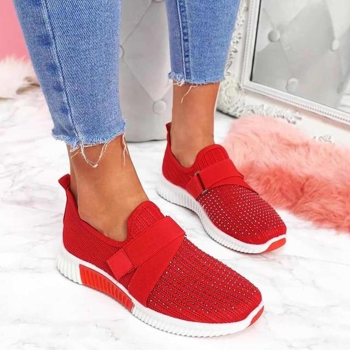 Women's Modern Athletic Shoe with Elastic Laces