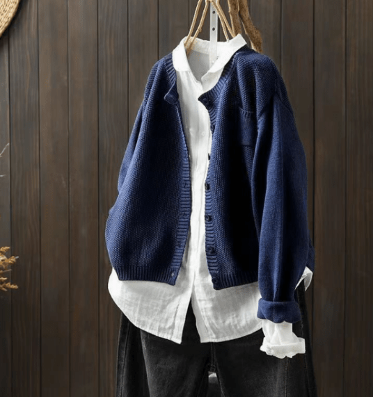 Elegant women's cardigan with buttons