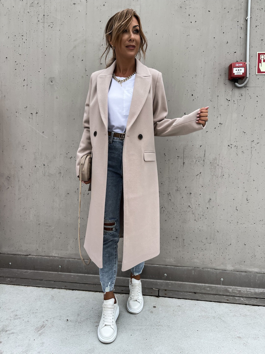 Elegant long coat Wool Figure-shaping Button closure Classic