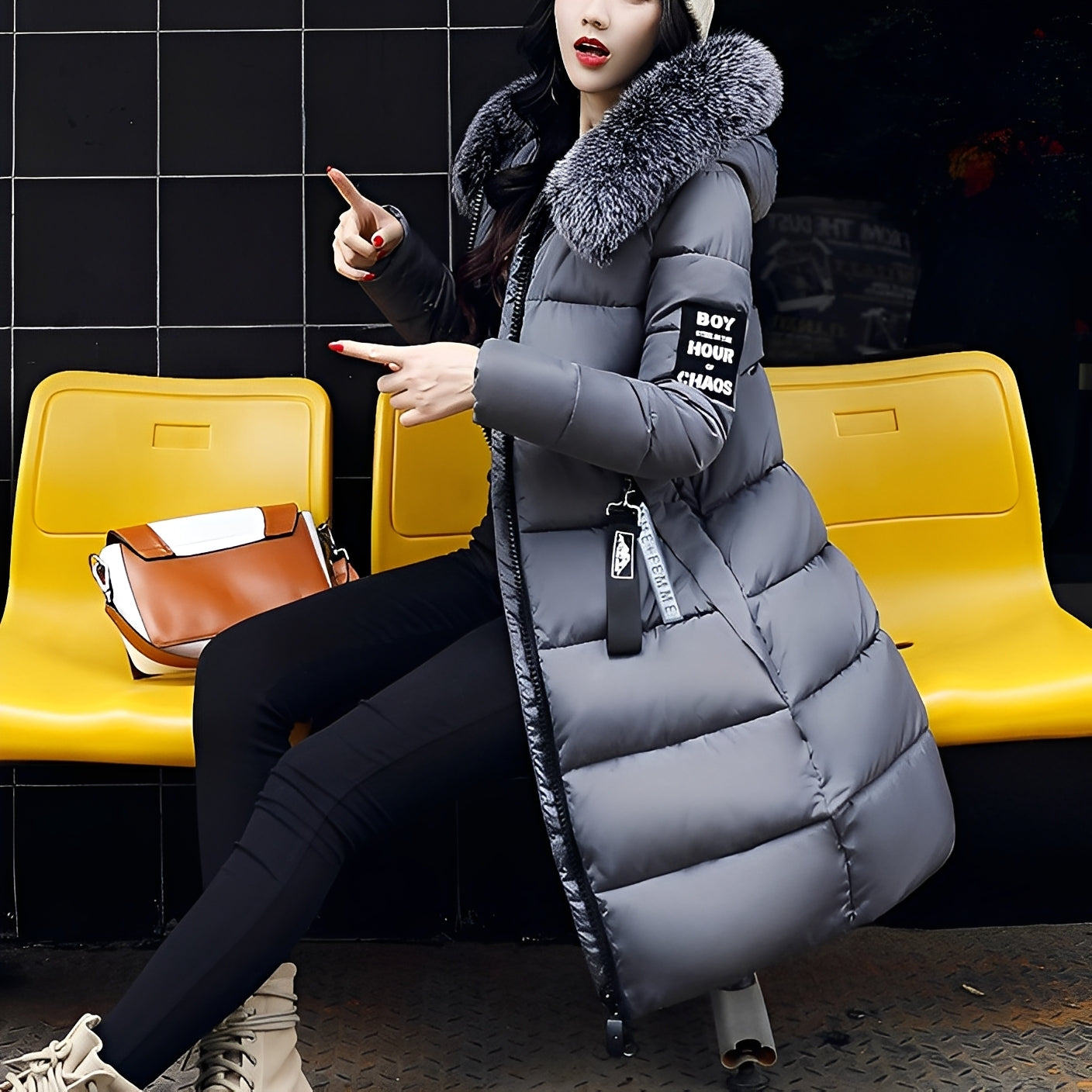 Stylish women's coat with fur trim