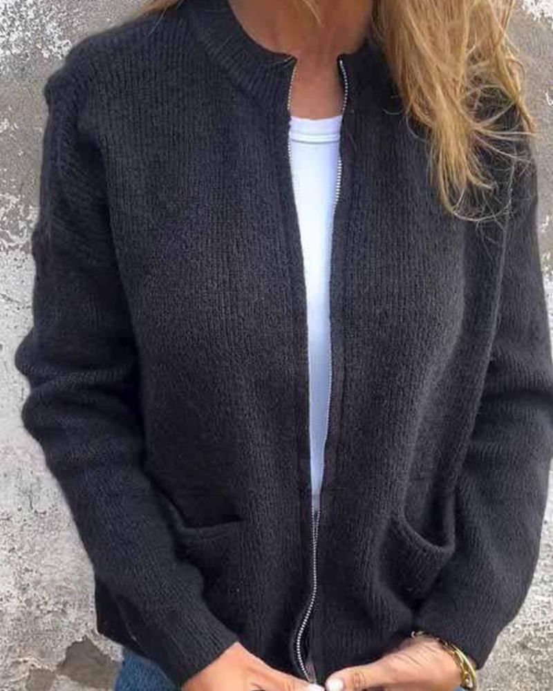 Practical cardigan with zip and side pockets