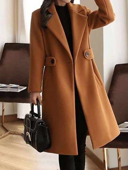 Elegant women's coat with belt and one-button closure