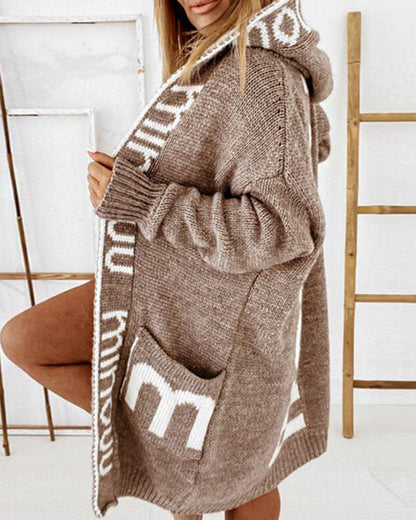 Lange Strickjacke mit coolen Buchstaben - IdealeKleiden