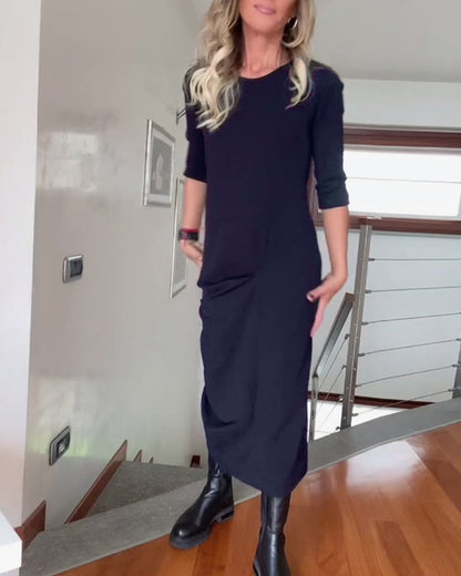 Elegant round-neck dress with pleats