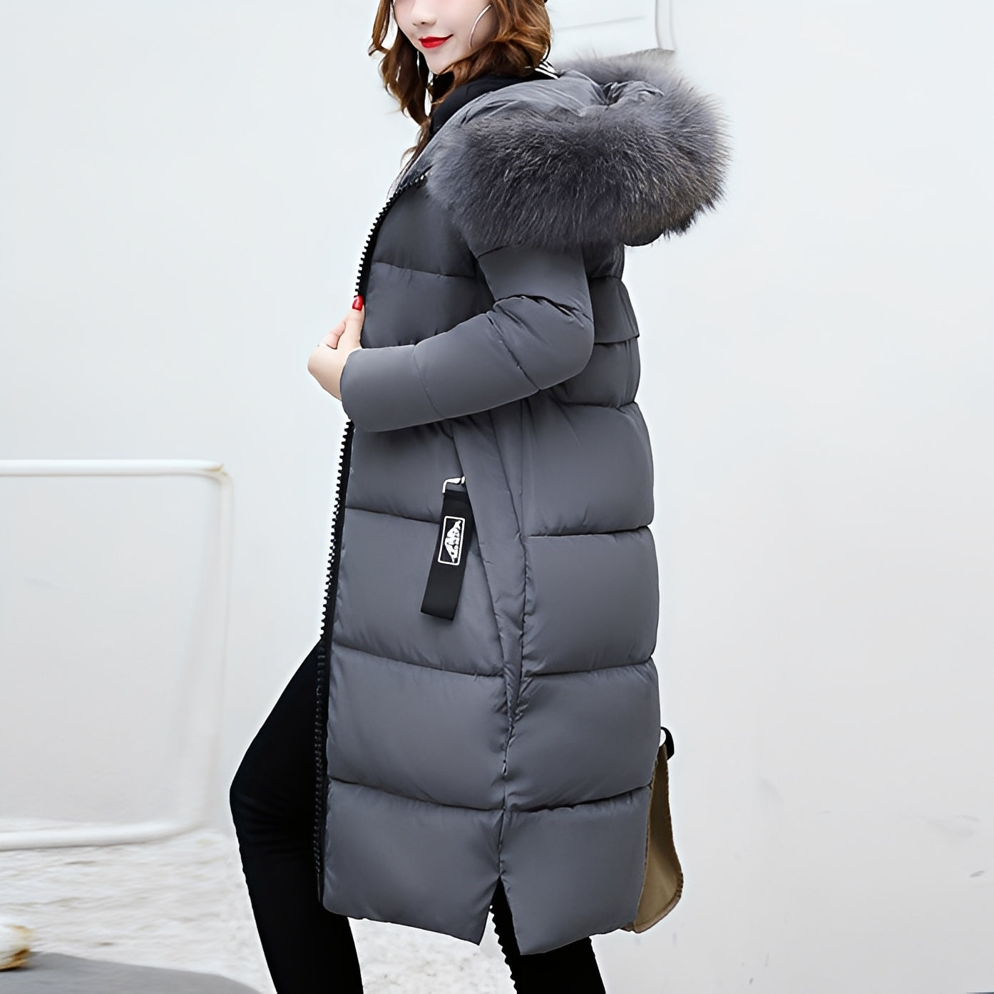 Stylish women's coat with fur trim