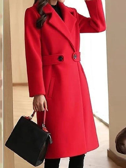 Elegant women's coat with belt and one-button closure