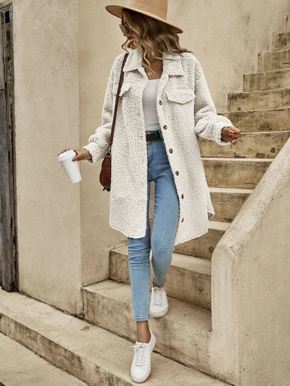 Bequeme Teddyjacke mit Knöpfen und Brusttaschen - IdealeKleiden