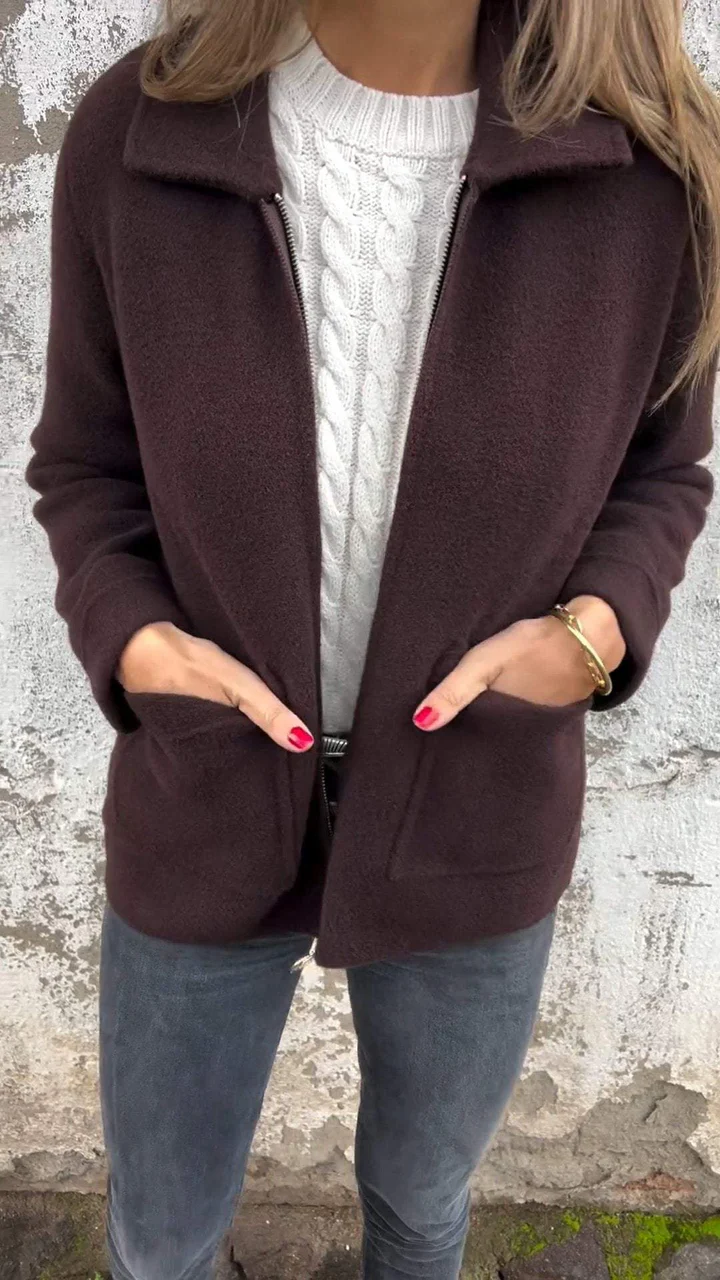 Practical women's jacket with zipper