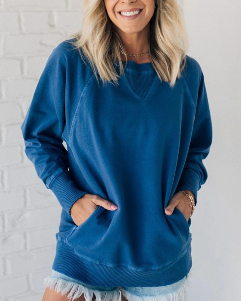 Stylish knitted sweater with pockets