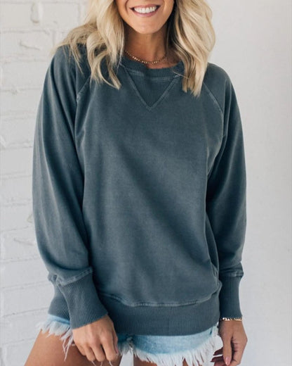 Stylish knitted sweater with pockets