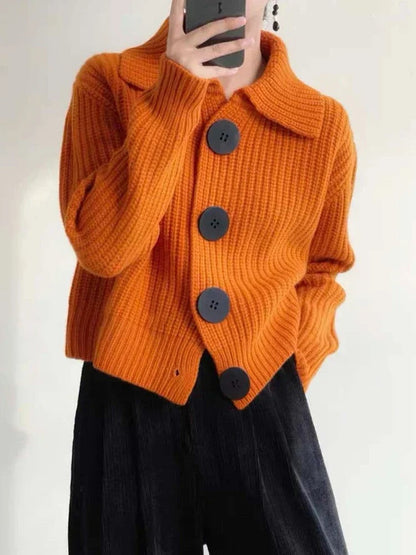 Elegant women's cardigan with buttons