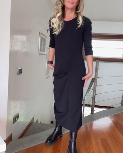 Elegant round-neck dress with pleats