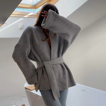 Fashionable cardigan with belt and ribbed pattern