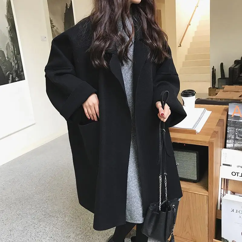 Oversized Wool Coat with Pockets and Comfortable Fit