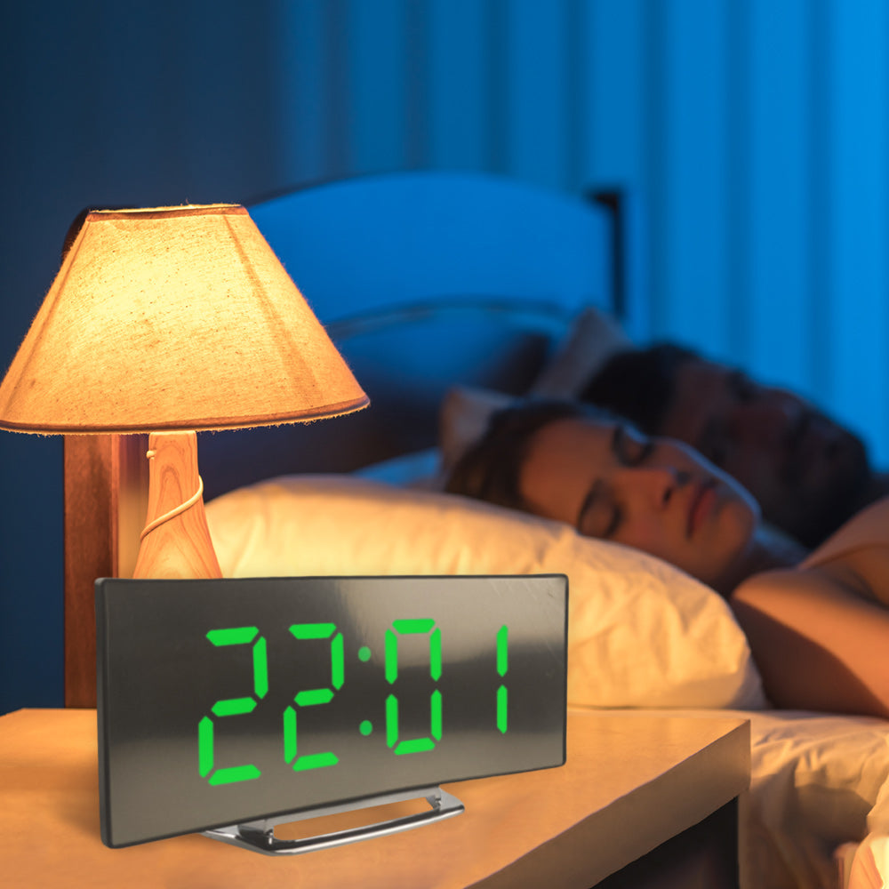 Moderne LED-Spiegeluhr Mit Curved-Display Und Leiser Weckfunktion - IdealeKleiden