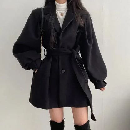 Elegant women's coat Figure-hugging cut