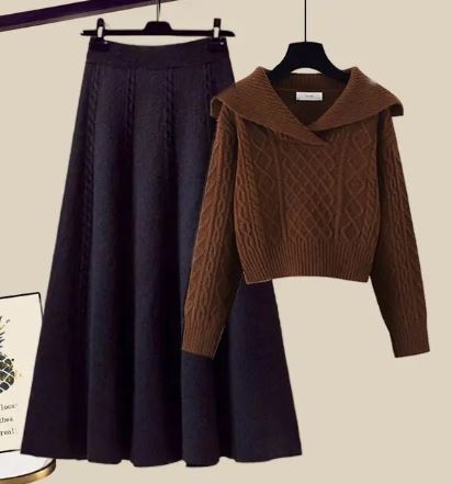 Zweiteiliger Satz: Strickpullover und Minirock