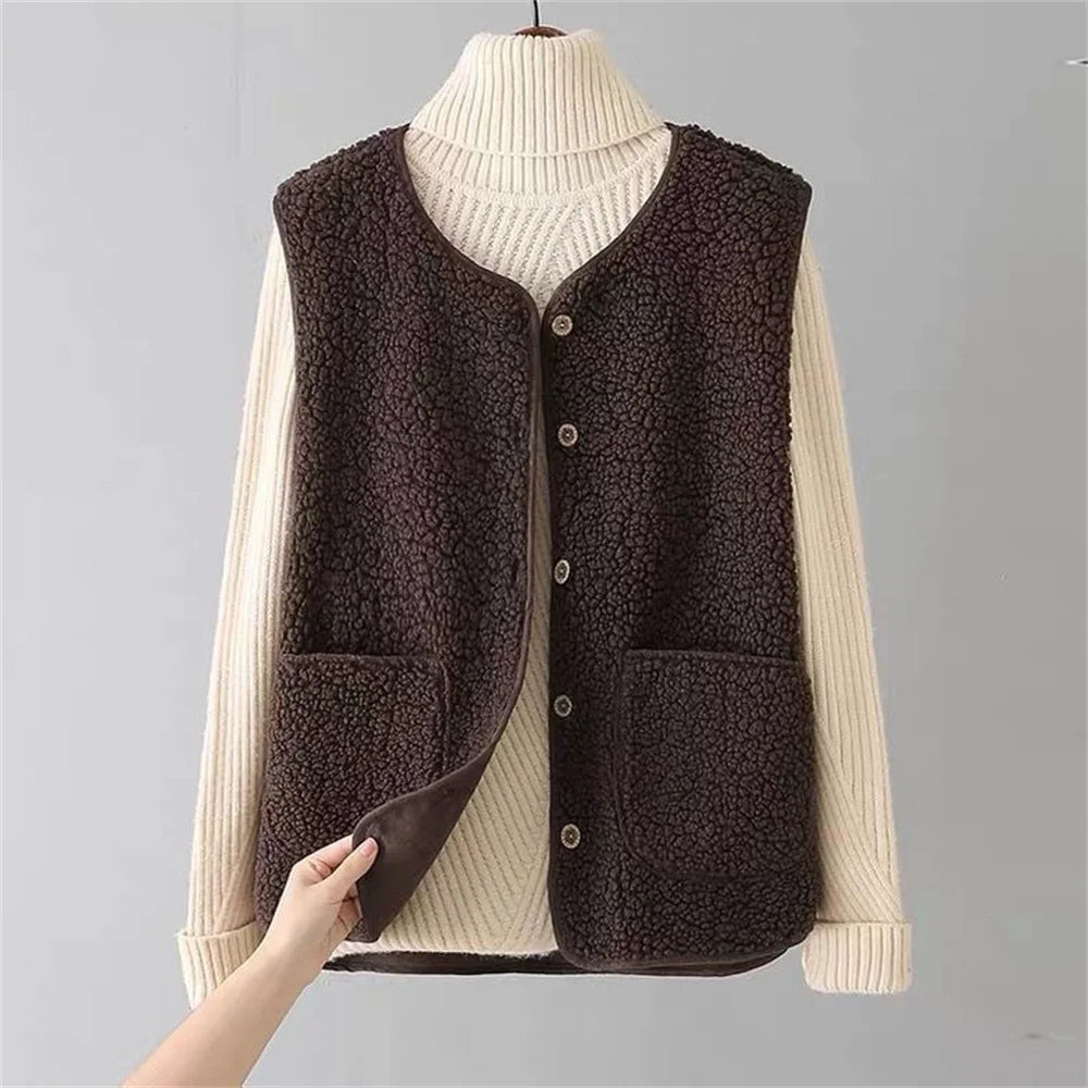 Women's wool gilet with buttons and pockets