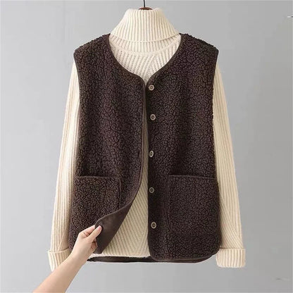 Women's wool gilet with buttons and pockets