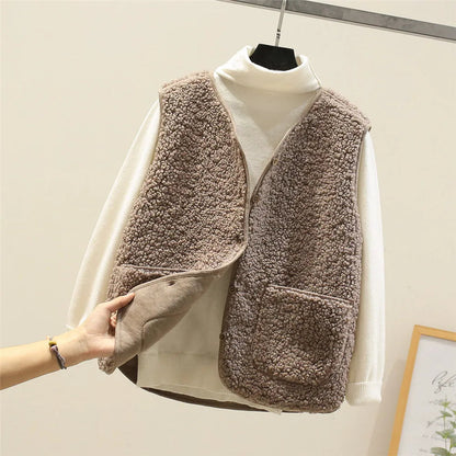 Women's wool gilet with buttons and pockets