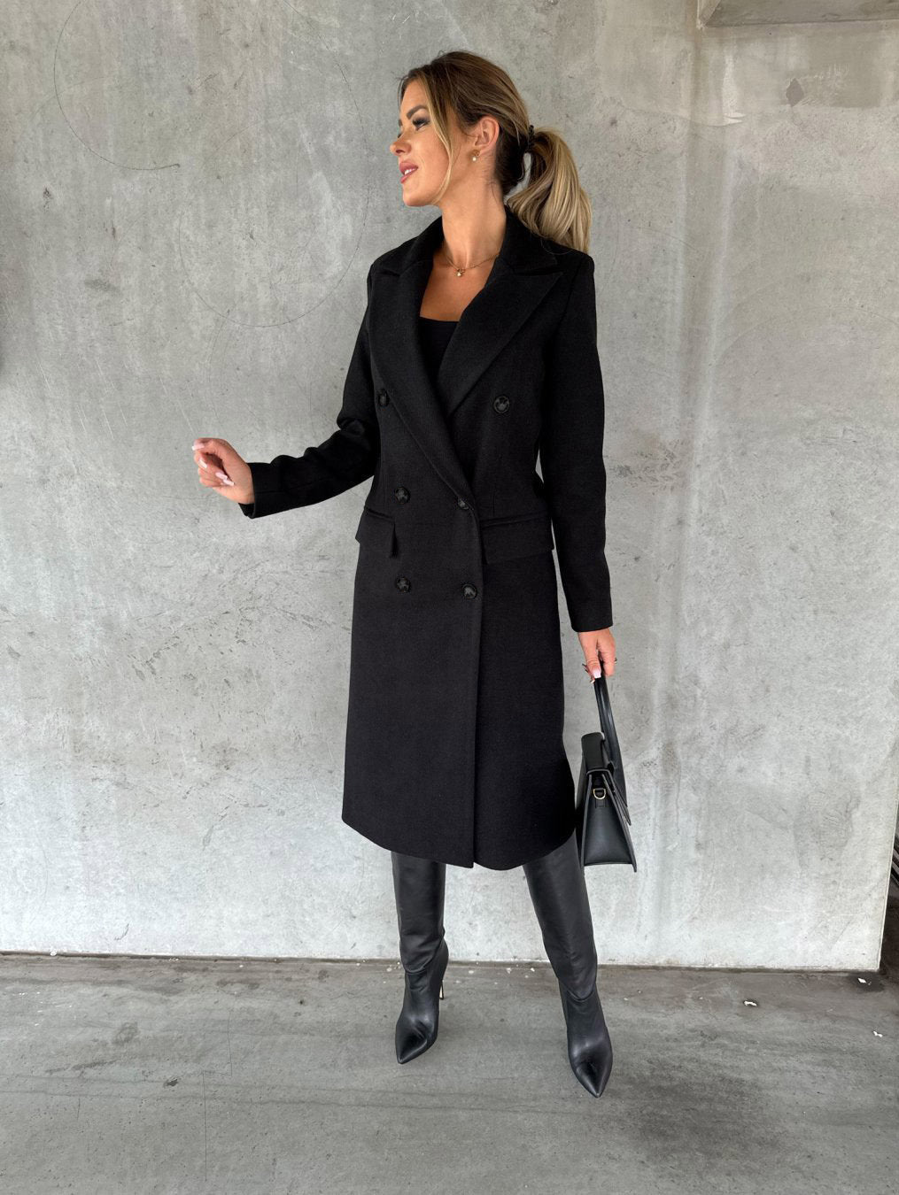 Elegant Women's Coat Modern and Comfortable