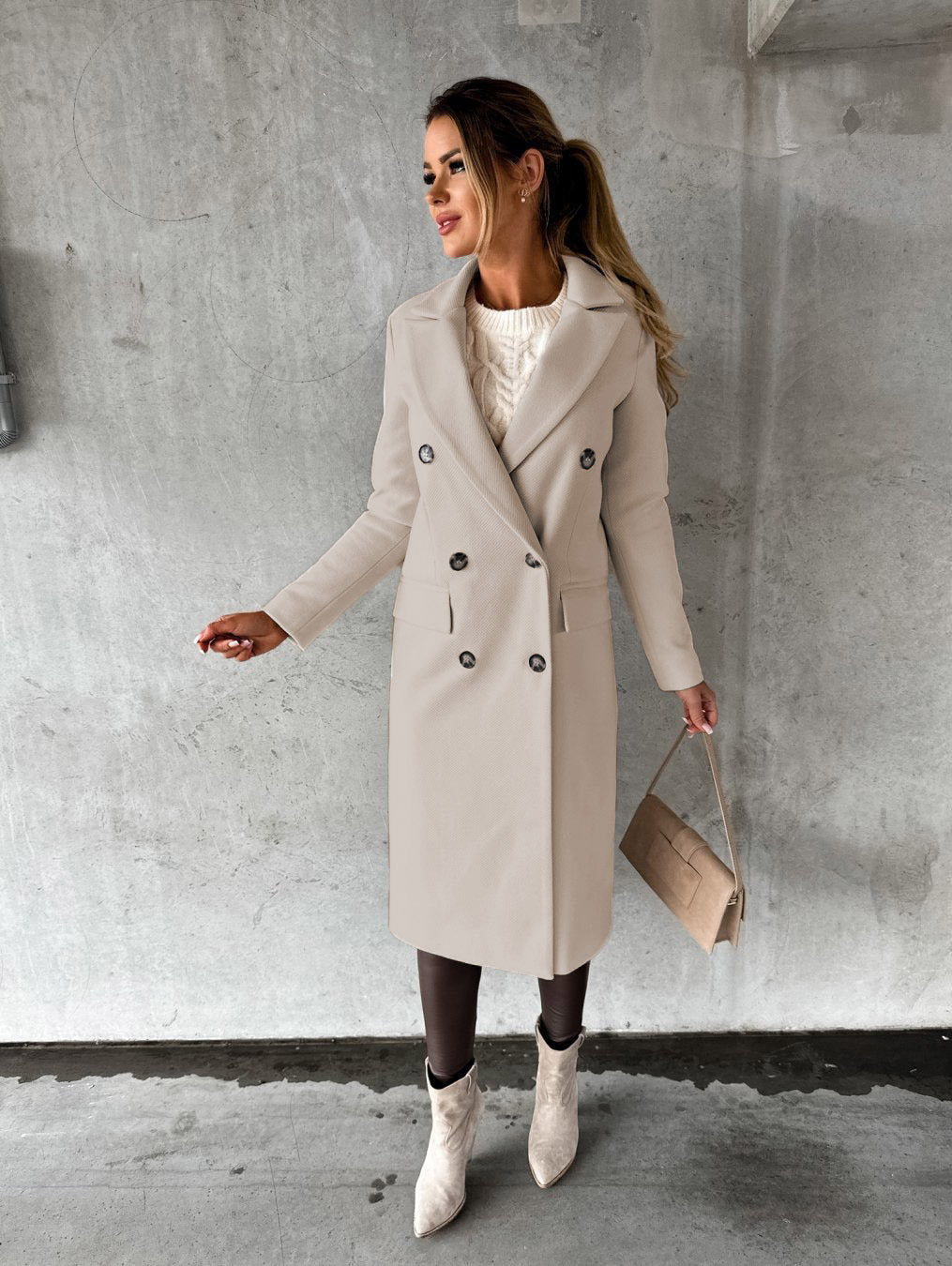 Elegant Women's Coat Modern and Comfortable