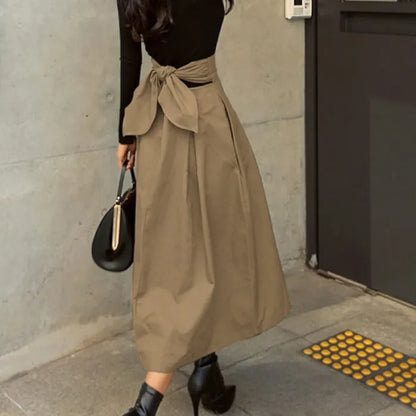 Elegant midi skirt with high waist and bow