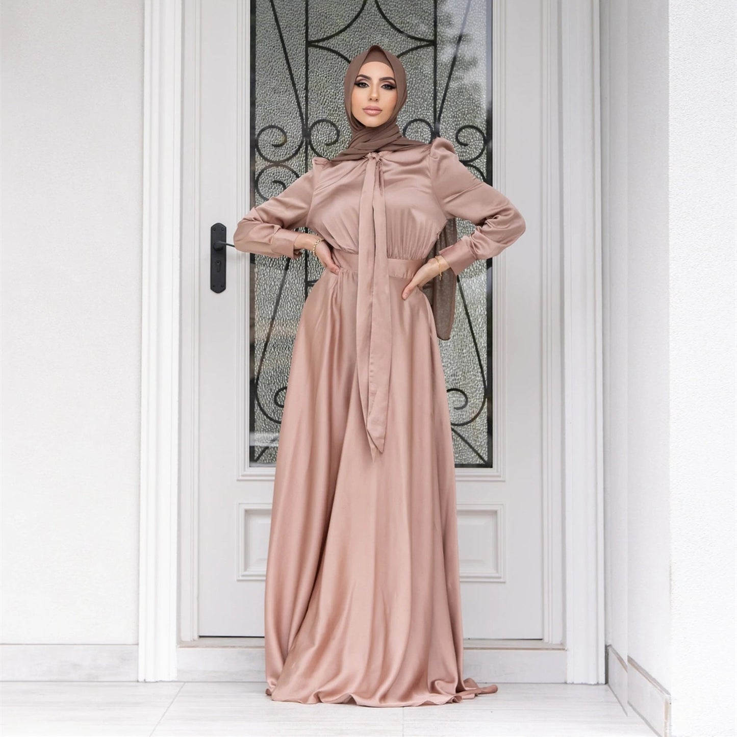 Elegant women's maxi dress with wide sleeves and a slim waist belt
