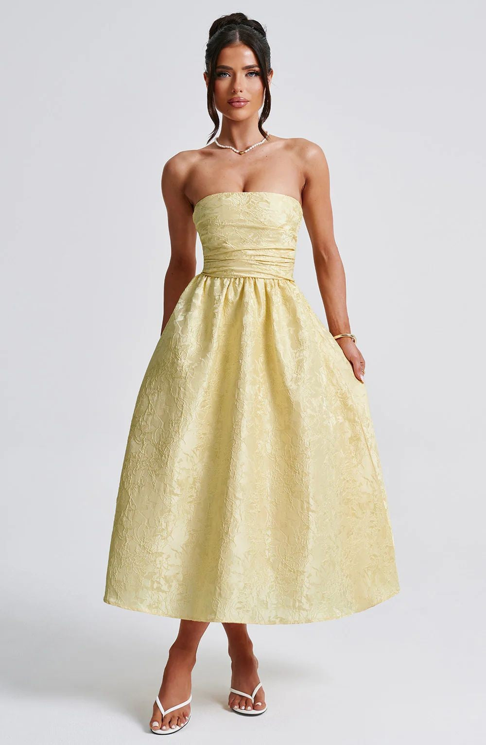 Elegantes Damenkleid mit Glanzstoff und verführerischem Dekolleté