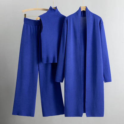 Elegant Women's Outfit with Long Coat and Skinny Pants