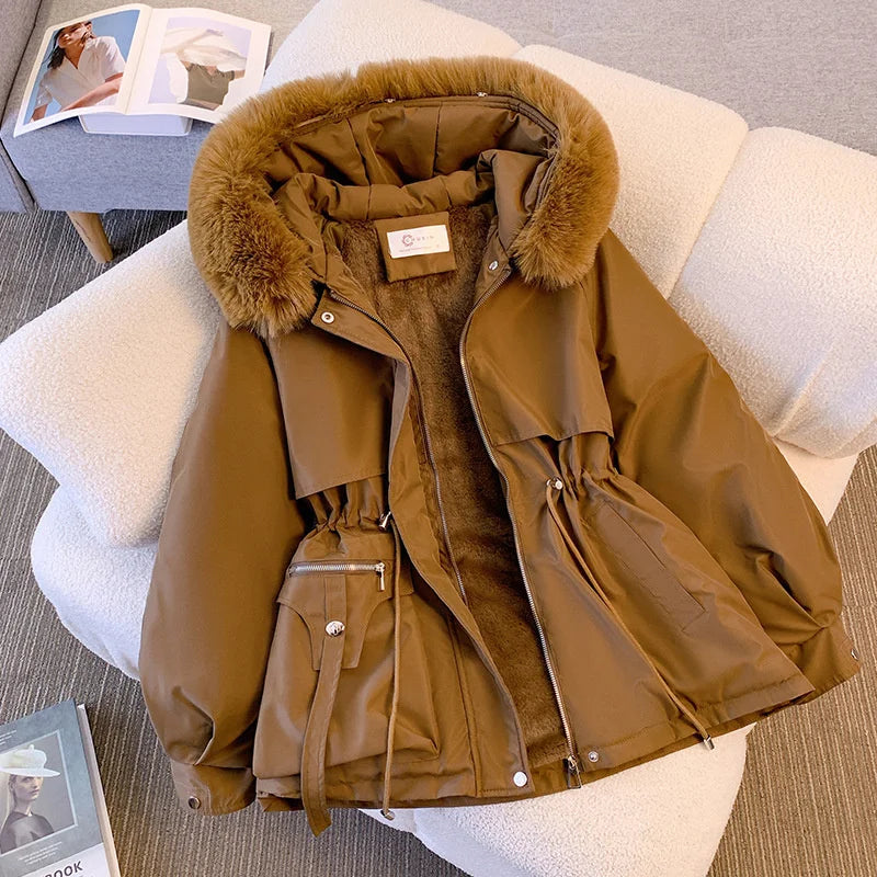 Schicke Winterjacke mit Fleece und Kunstfell-Kapuze - IdealeKleiden
