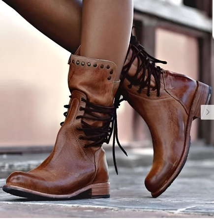 Rustikale Stiefel für Damen mit Nieten Look - IdealeKleiden