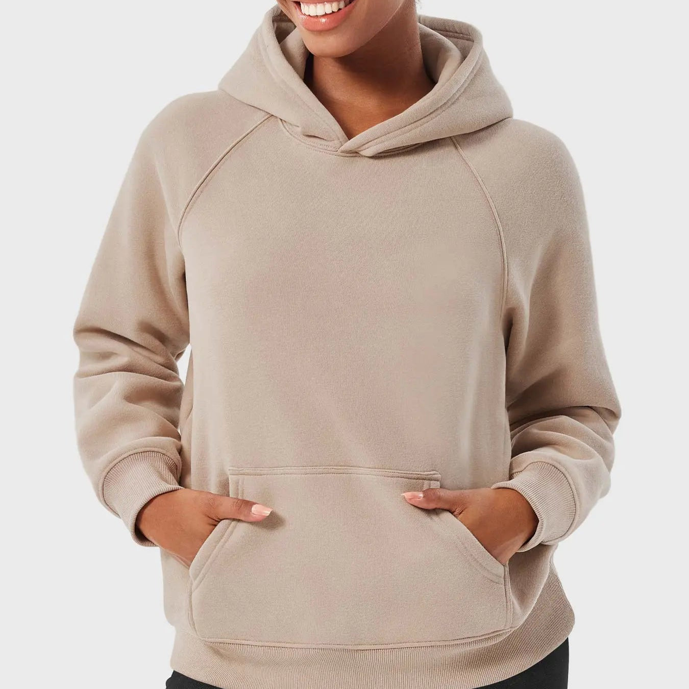 Fashionable hoodie with raglan sleeves and kangaroo pocket