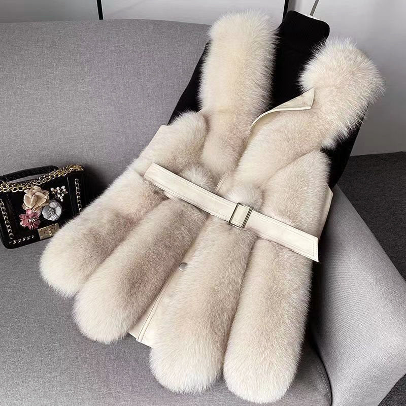 Stylische Kunstpelz-Weste mit Gürtel und Leder-Detail - IdealeKleiden