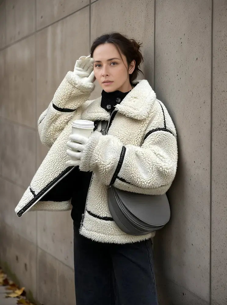 Stilvolle Lederjacke mit Pelzbesatz und buntem Design - IdealeKleiden