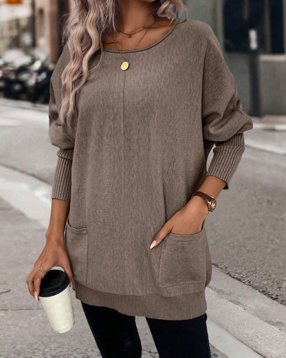 Fashionable dress with a loose fit and pockets