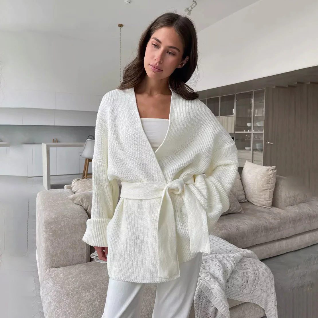 Fashionable cardigan with belt and ribbed pattern