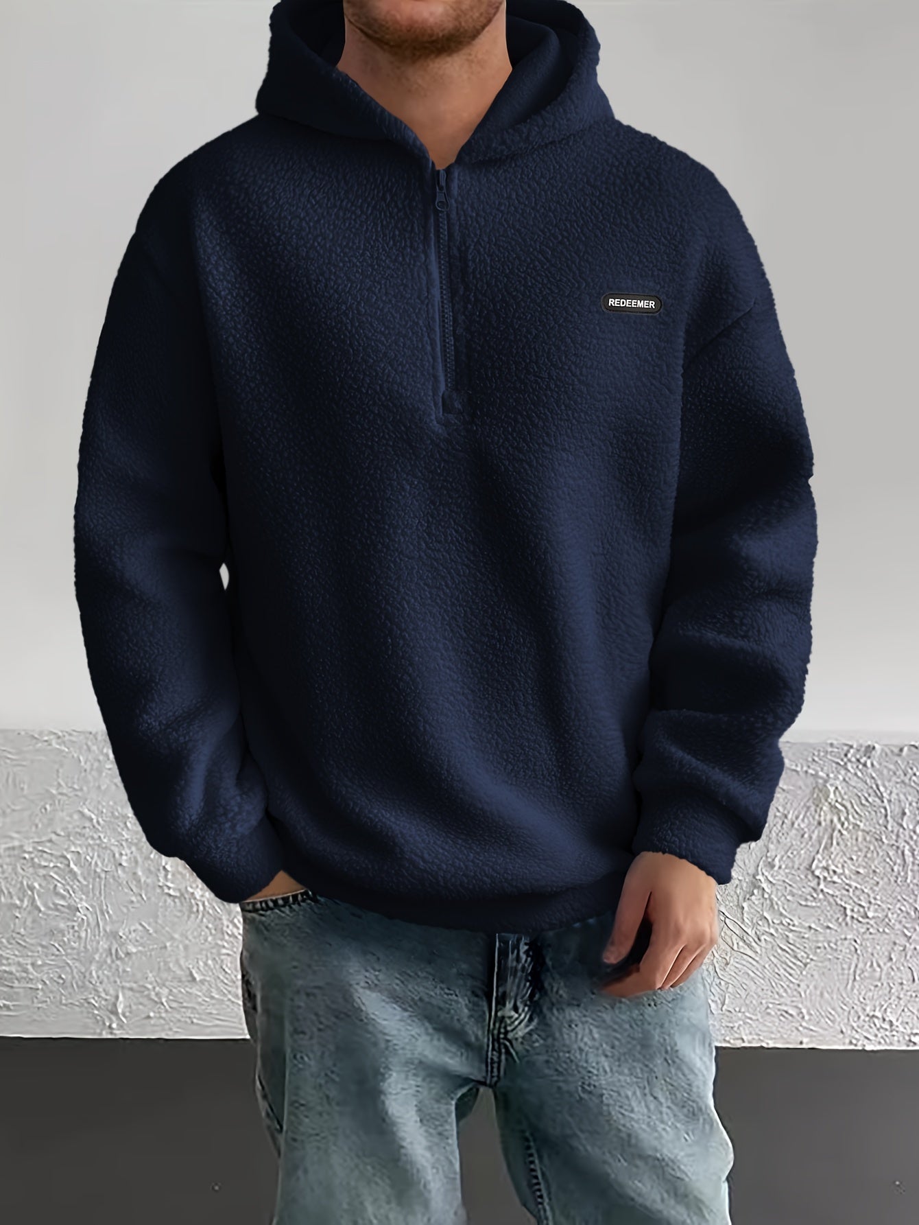 Stylischer Herren Hoodie mit Pelzkapuze - IdealeKleiden