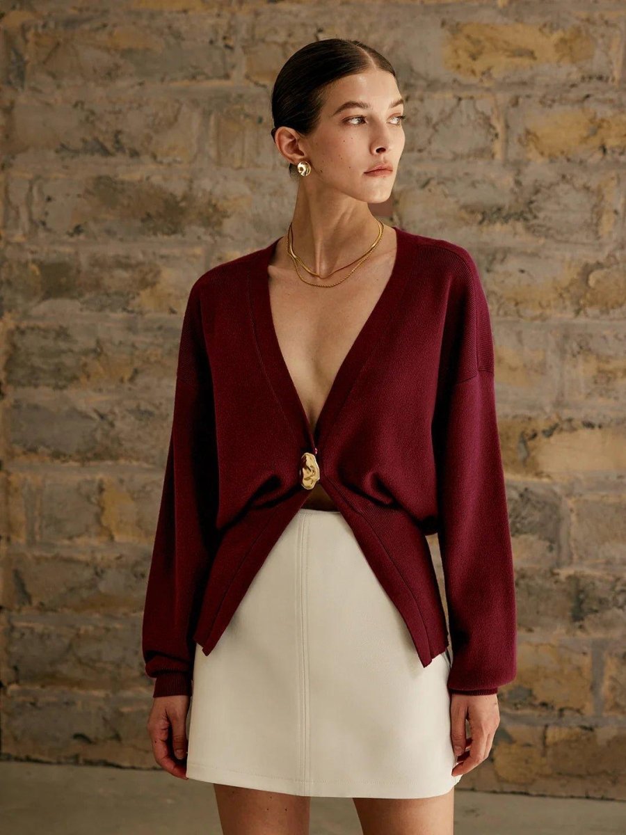 Elegant fine-knit cardigan with decorative button