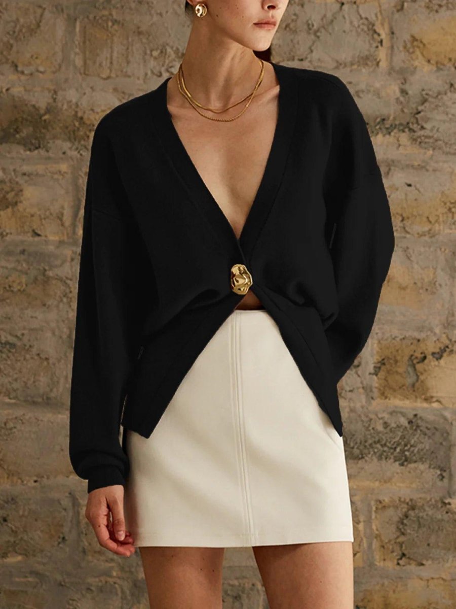 Elegant fine-knit cardigan with decorative button
