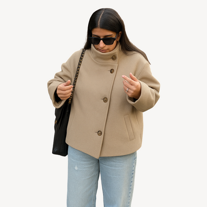 Stylish women's coat with buttons