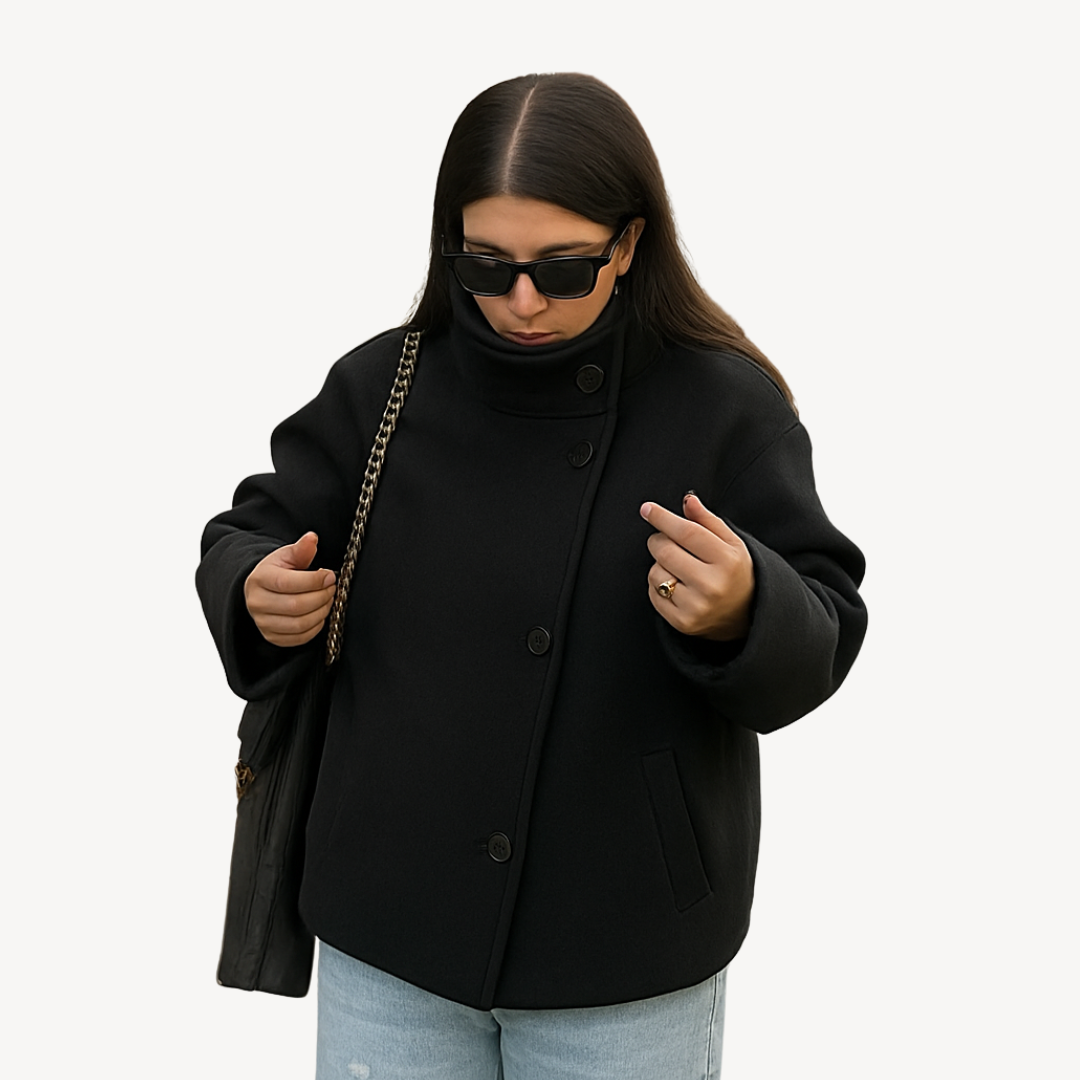 Stylish women's coat with buttons