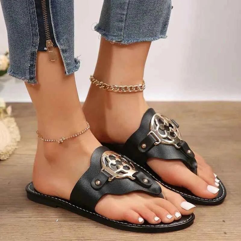 Elegante Zehentrenner-Sandalen mit Metall-Verzierung - IdealeKleiden