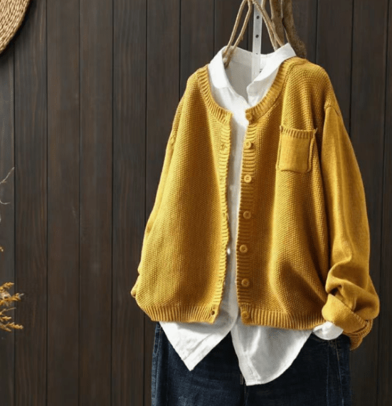 Elegant women's cardigan with buttons